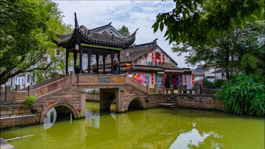 70岁成龙现身河南录制春晚！精神抖擞身体硬朗